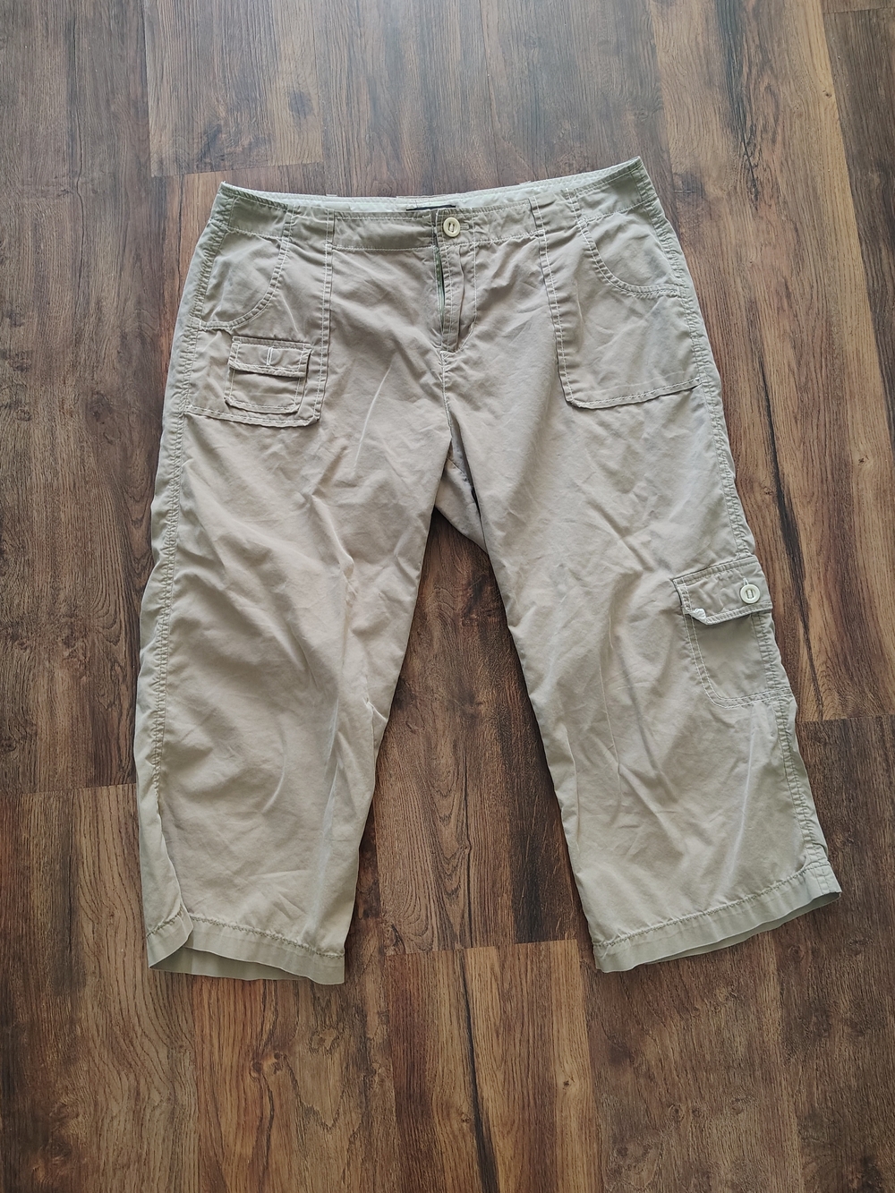 Women’s Casual Cargo Capris in Khaki